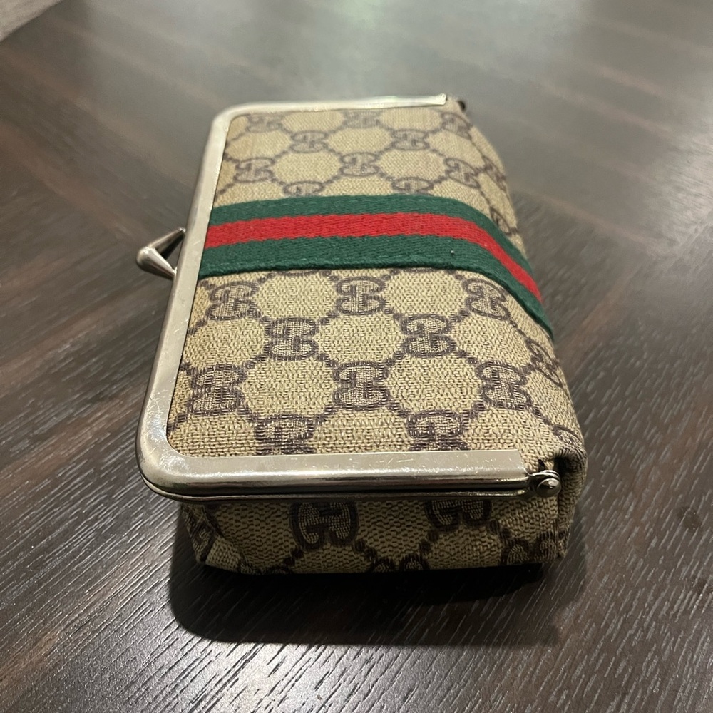 Gucci
Authentic Vintage 1970s Gucci makeup/sewing bag with Mirror all Original. - Picture 6 of 10